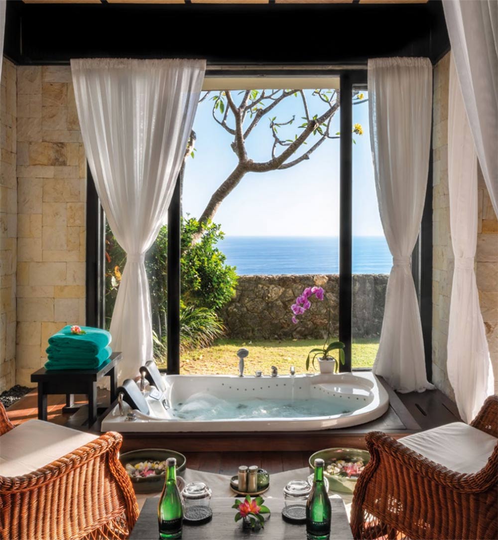 Relaxing bath for couple in Spa at The Bulgari Resort