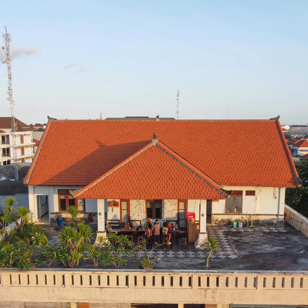 Building and courtyard of Sunshot Hostel