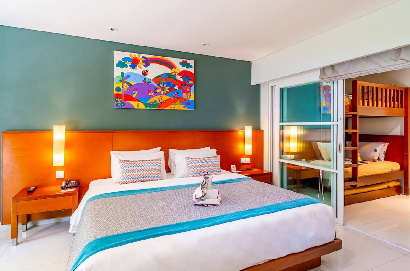 Bali Dynasty Resort - bright colorful room with the place for children