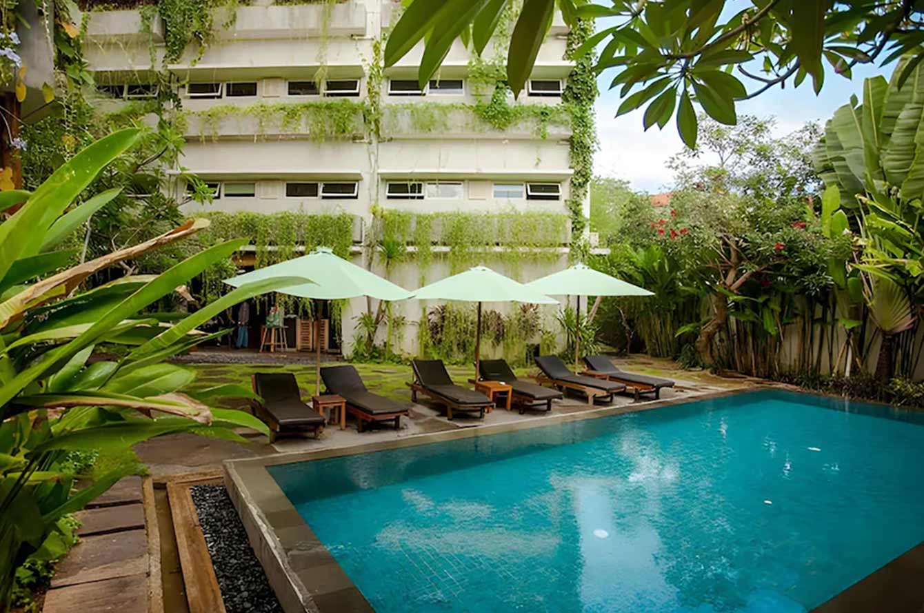 Grandmas Plus Hotel Airport - the hotel overgrown with greenery