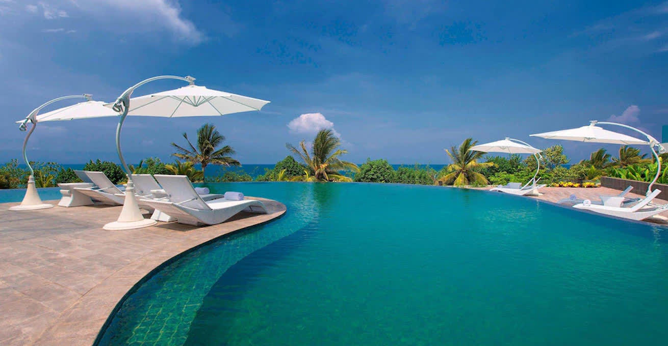 where to rent sun loungers Pantai Kuta