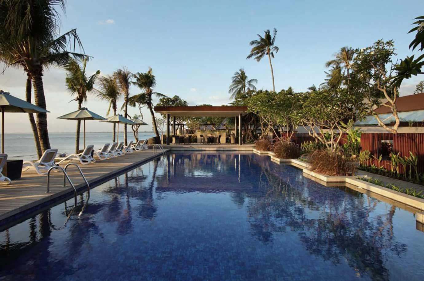 The Anvaya Beach Resort - swimming pool in fron of the beach