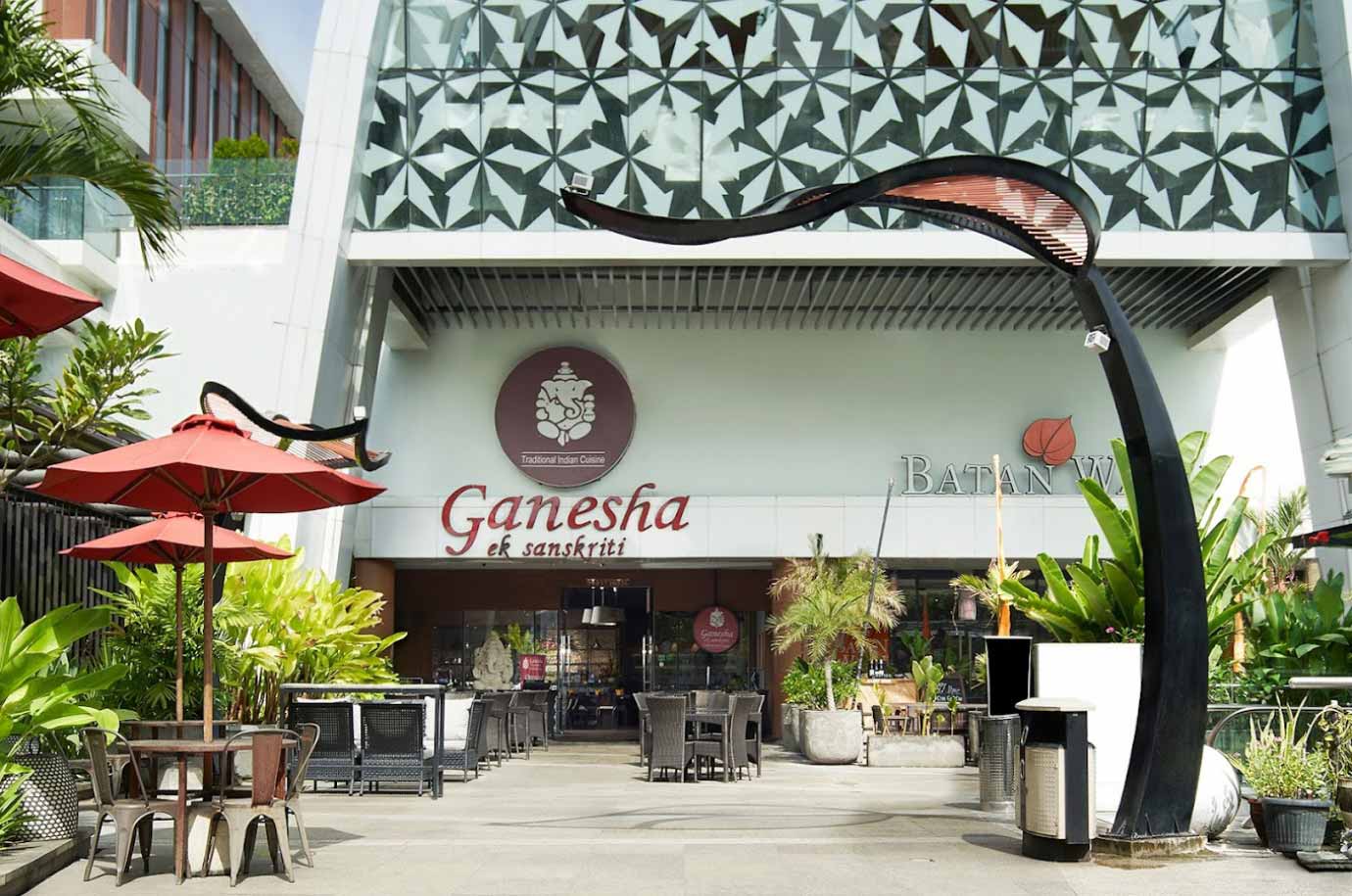 Facade and outdoor seats in the Ganesha ek Sanskriti