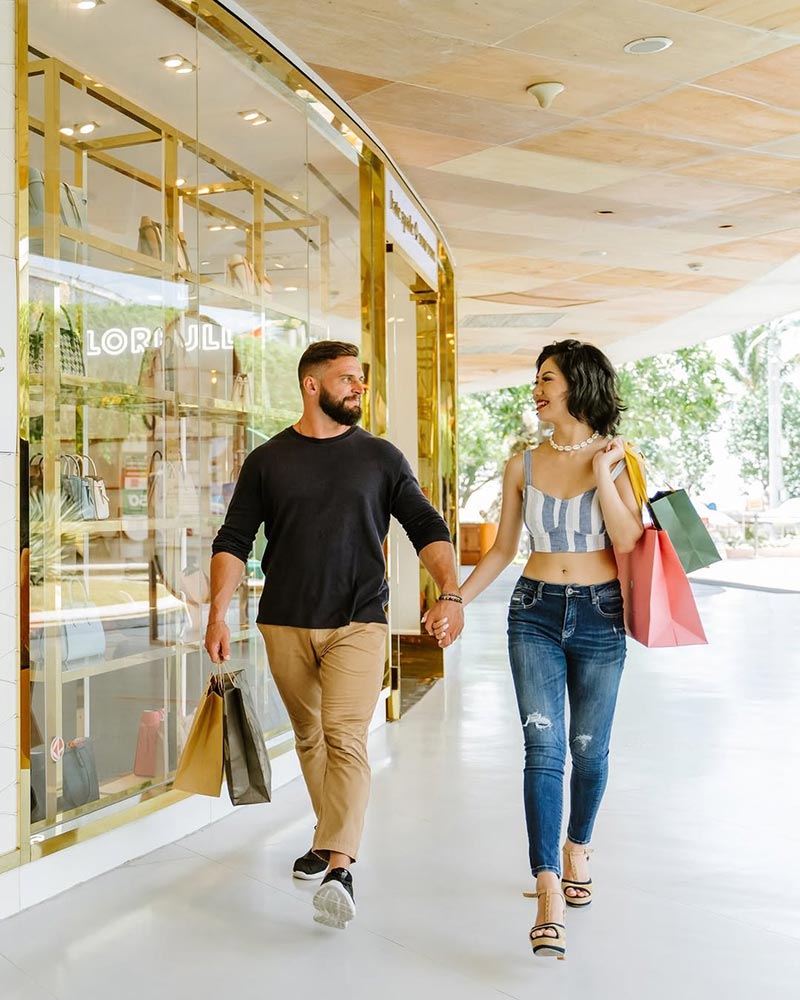Shopping couple in Kuta Beachwalk Shopping Centre