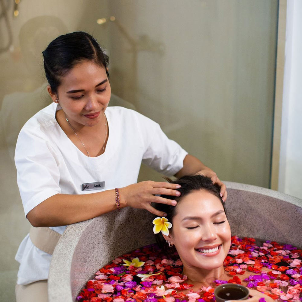 Head massage and bath in Glo Spa