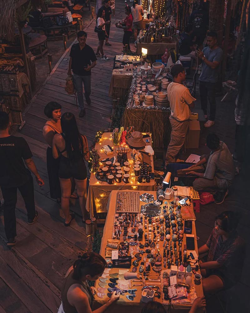 La Brisa Sunday Market - stores and visitors