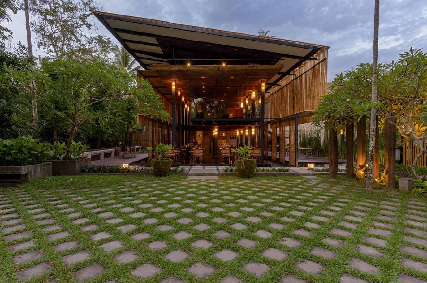 Facade and courtyard of Tetaring Restaurant
