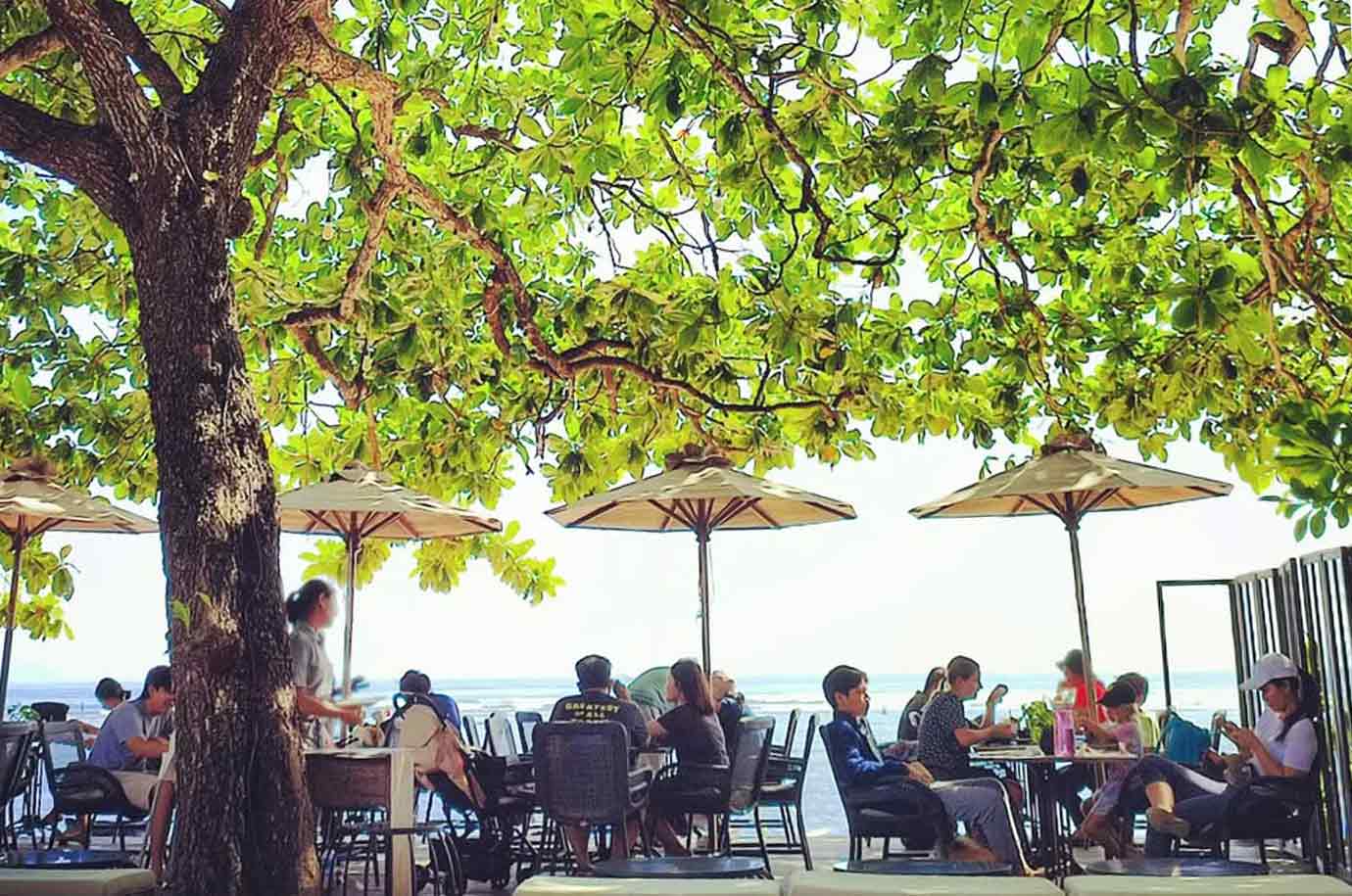 Seats by the beach in Kayumanis Seaside