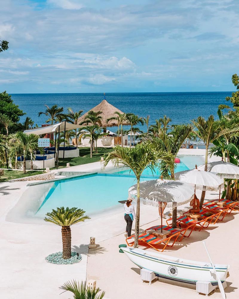 Cactus Nusa Penida with the pool and sun loungers