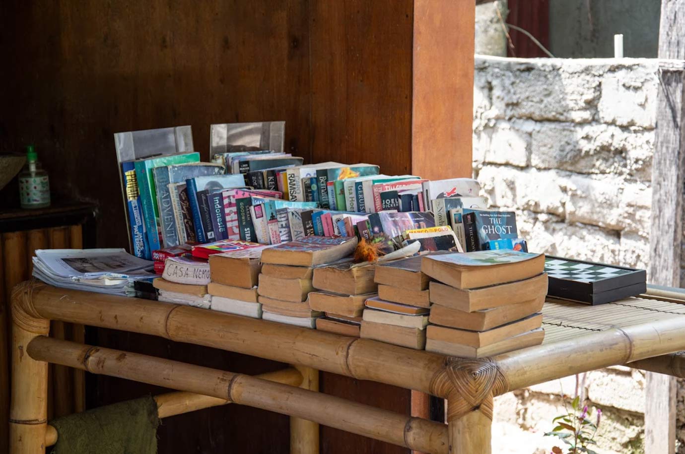 Book shelf at Le' Batavia restaurant