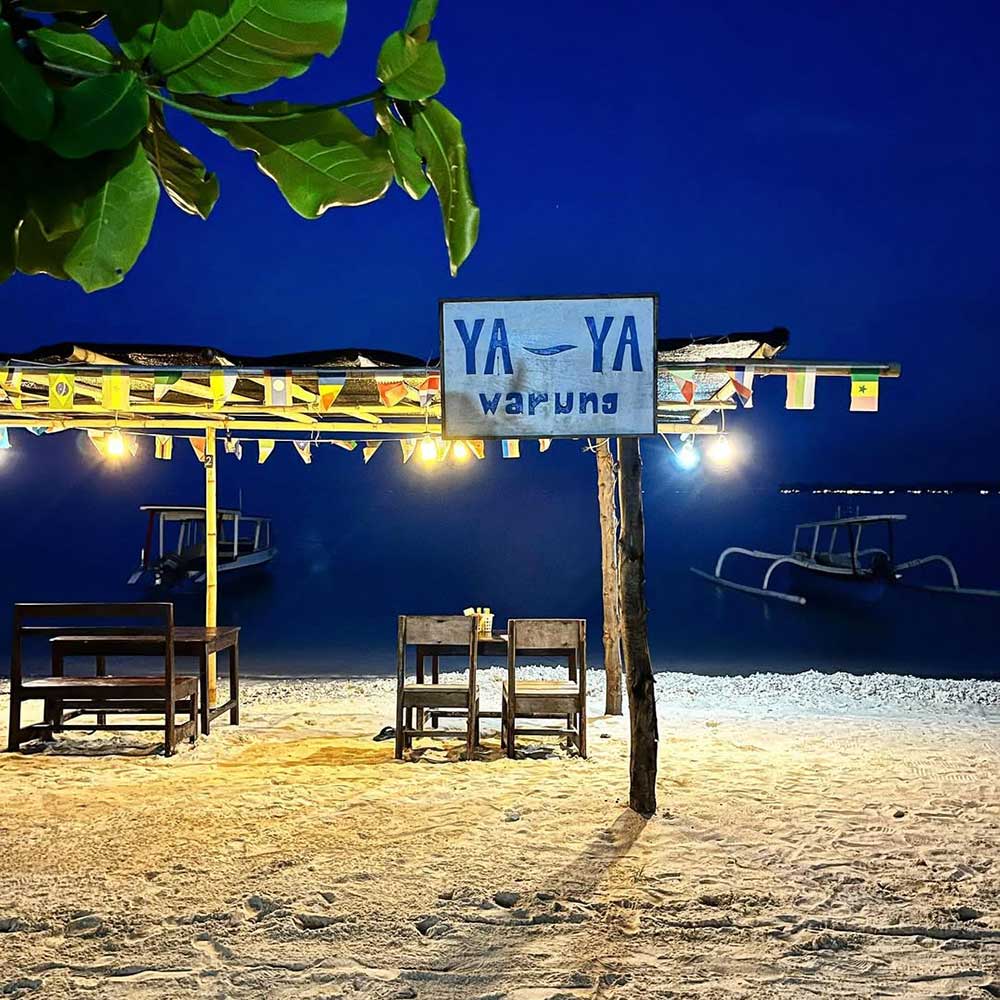 Ya Ya Warung restaurant in the evening
