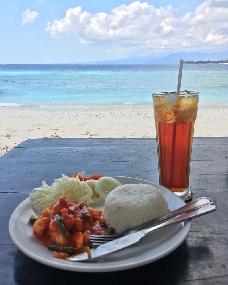 Fresh meal at Ya Ya Warung with the ocean view