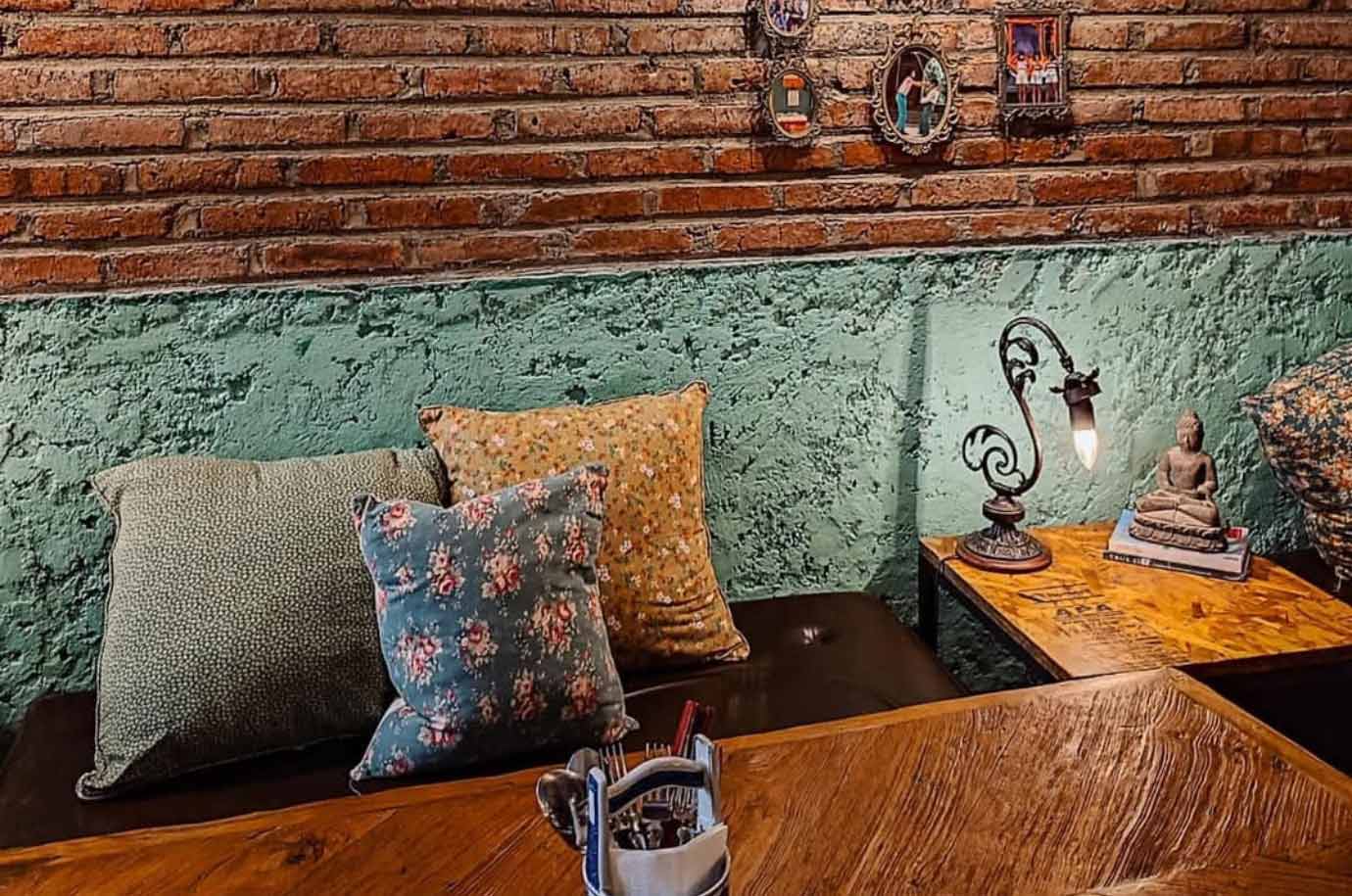 Table and interior details in Fat Chow in Kuta