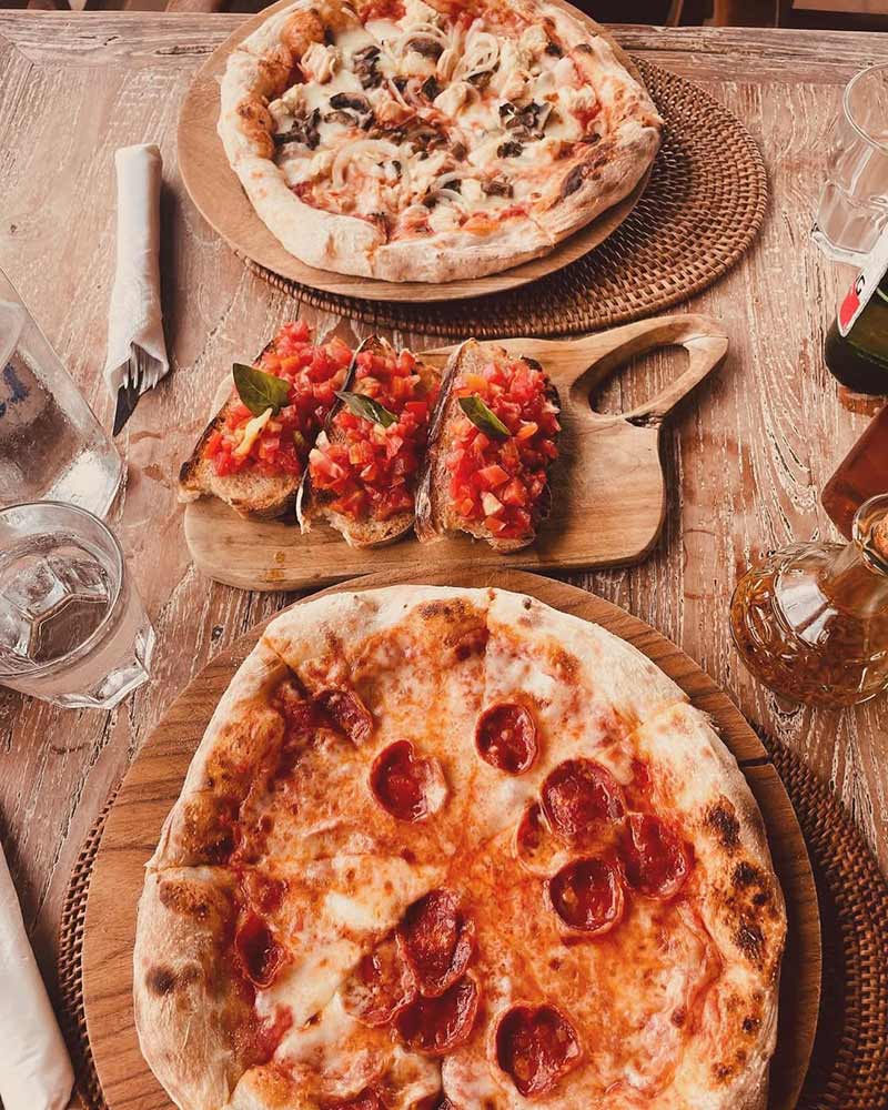 Pizzas in Francesco’s Pizza, Gili