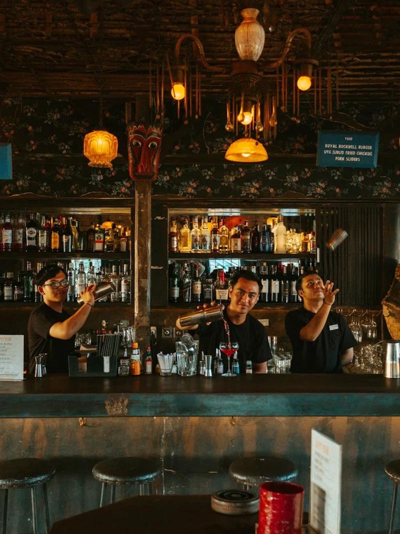 Barmen and bar counter at No Más Bar