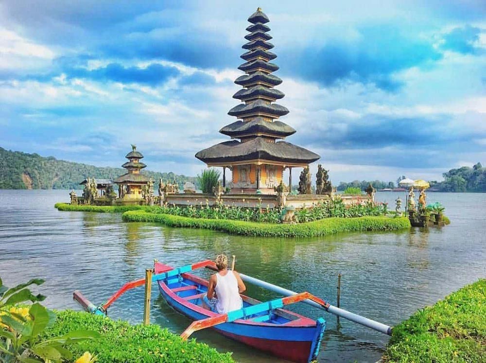 Boat on the Lake Beratan