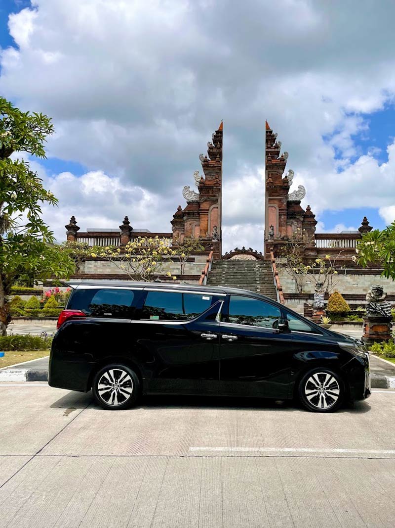 Luxury car from Singa Bali Transport near Bali temple