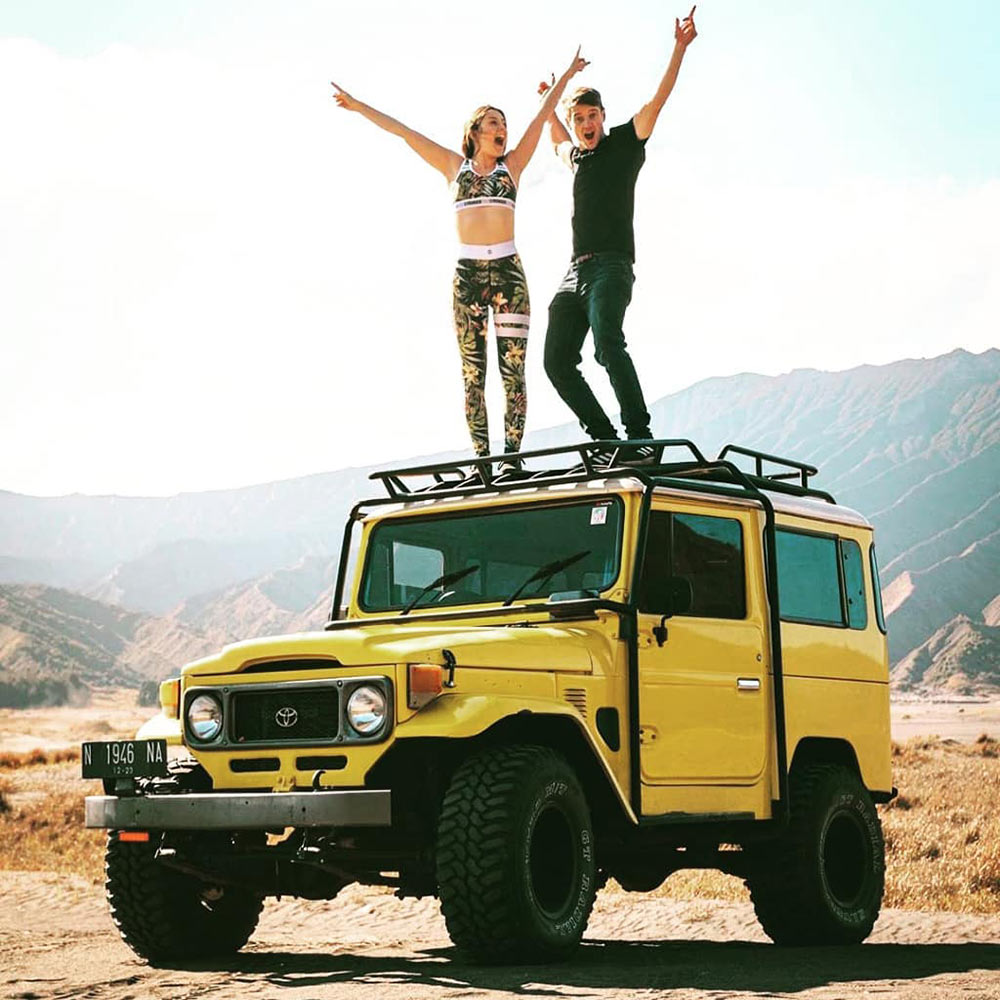 Tourists on the rented car from Wandernesia