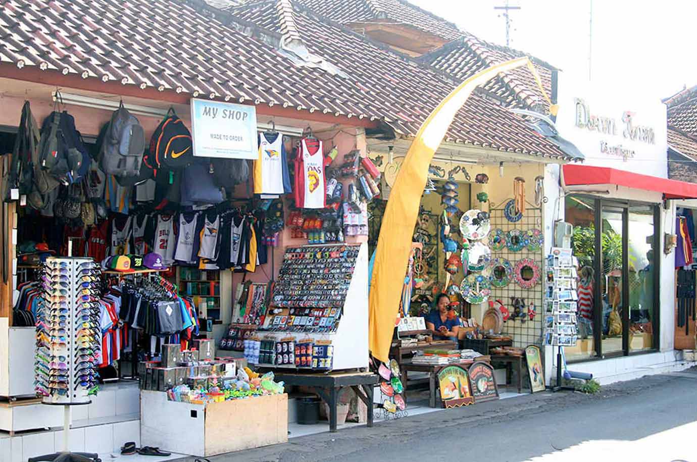 Different handicraft shops on Garlic Lane