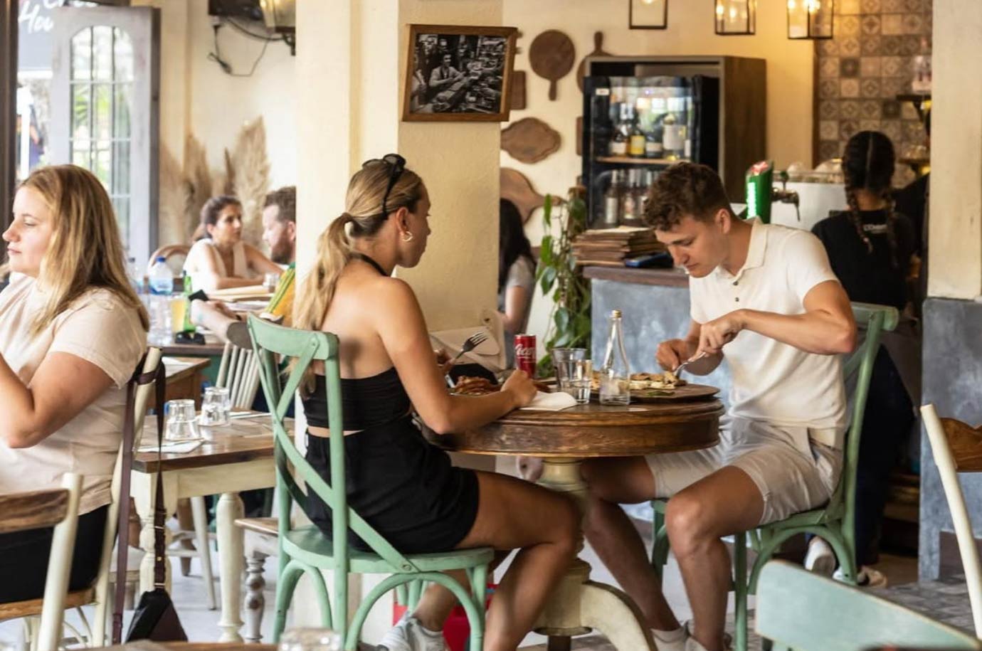 Guests in the L’osteria Pizza e Cucina