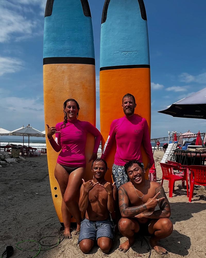 Tutors and students in Da Waves Surf school