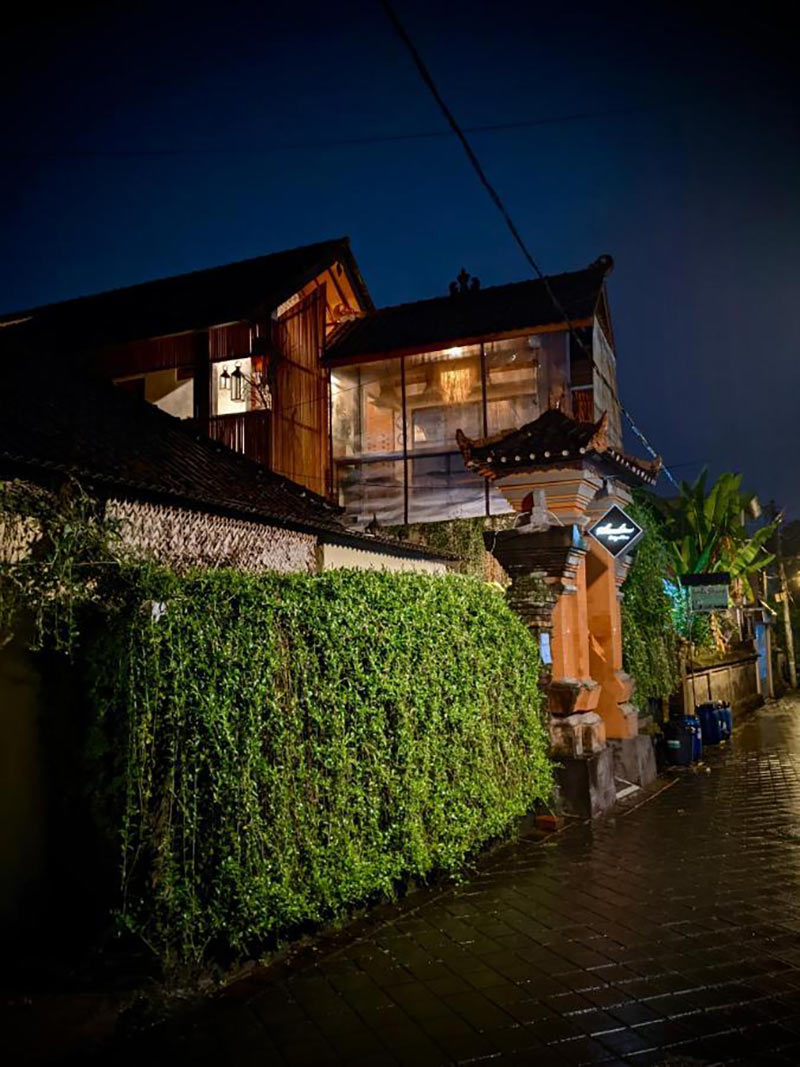 Facade of Sunshine Vintage House at night