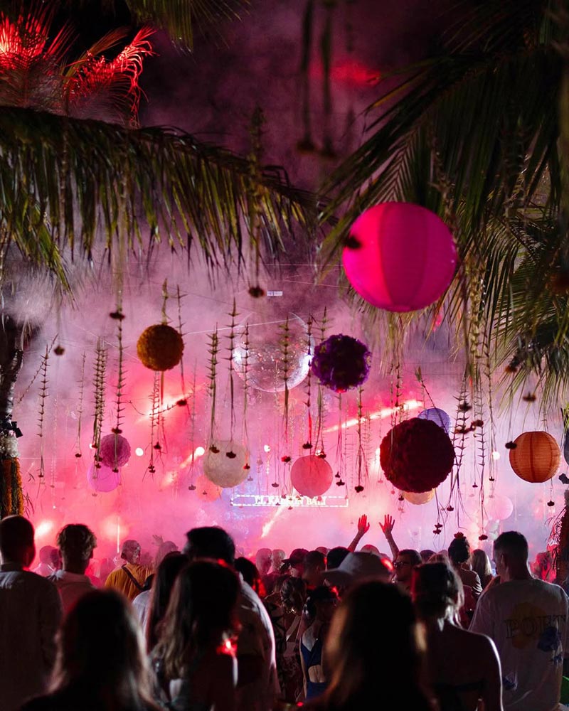 The scenery of the party in El Kabron Beach Club