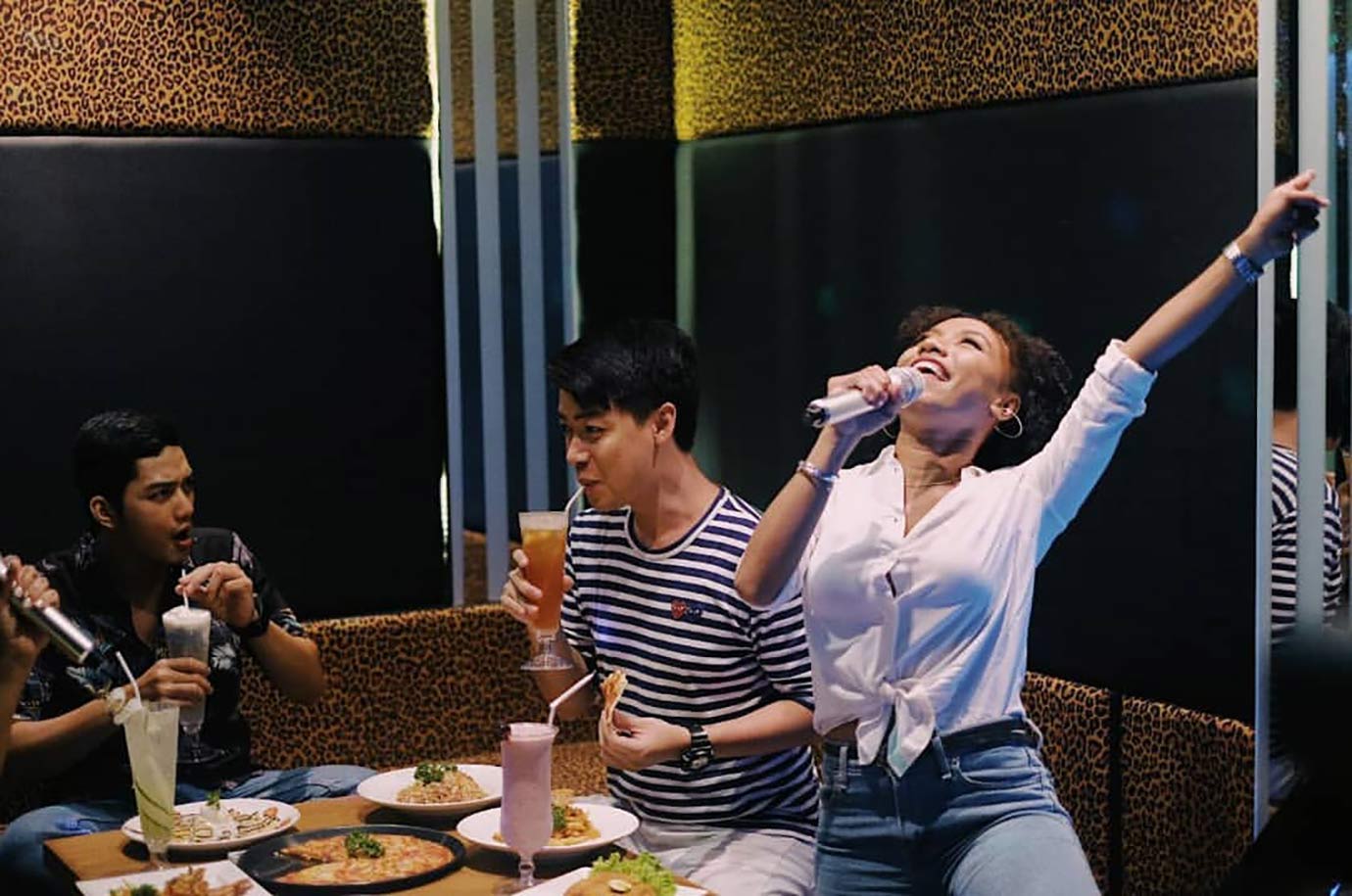 Singing in Zero4 Japanese Concept Family Karaoke