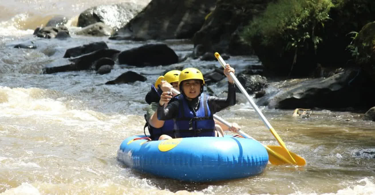 Two woman are rafting on the Ayung River Ubud