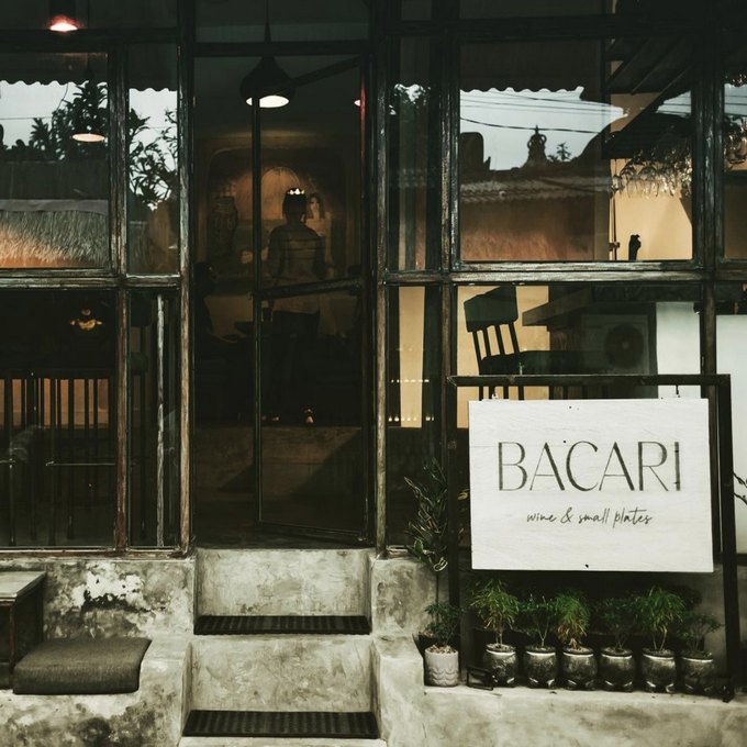 Bacari Bar - entry view from the street