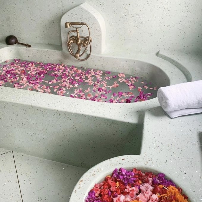 Bathroom and bath with the flowers at Bodywork Spa