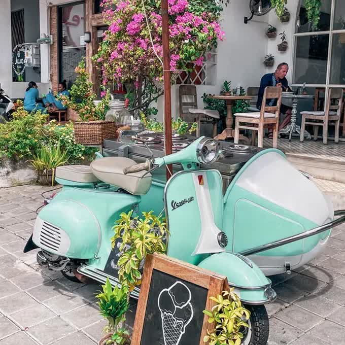 Moped and sign at the entrance to the Bottega Italiana restaurant