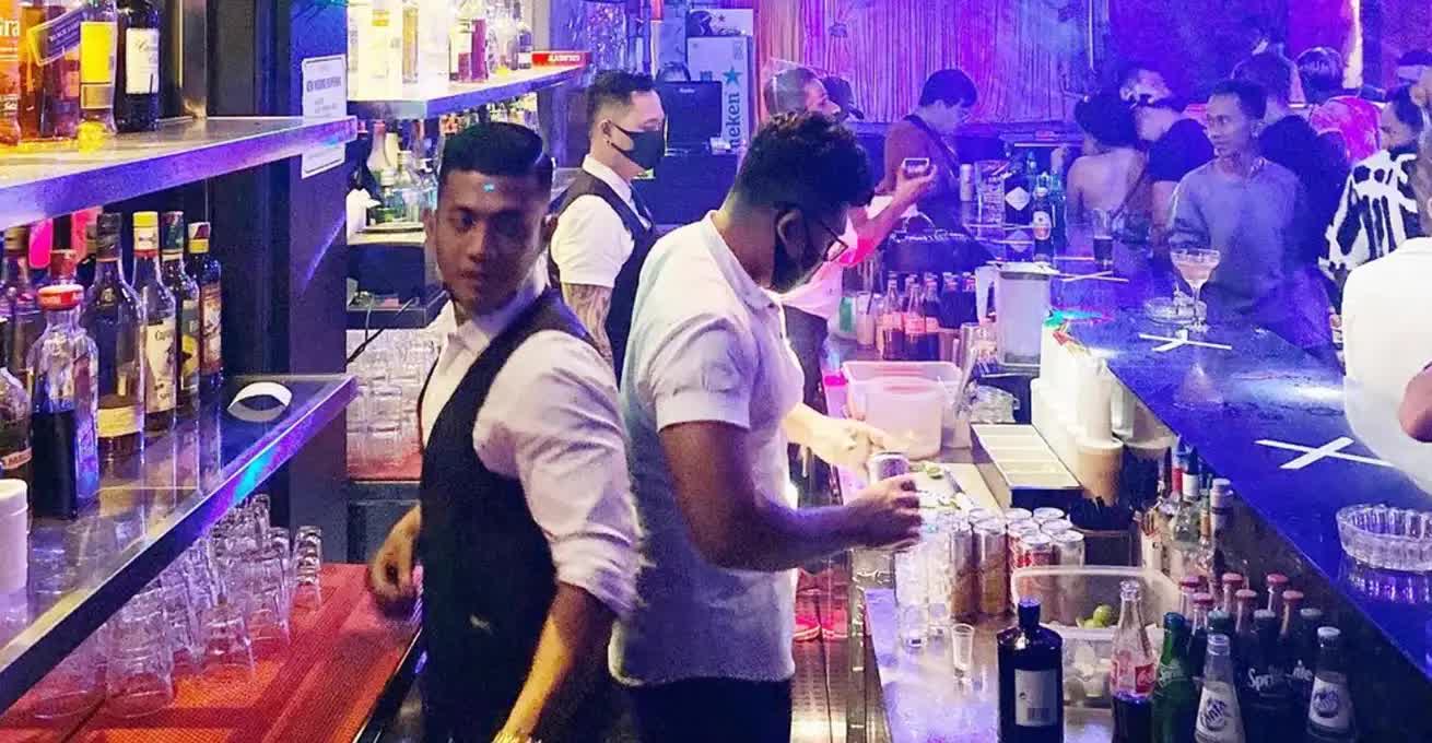 Bar counter and bartenders in Mixwell Bar Bali