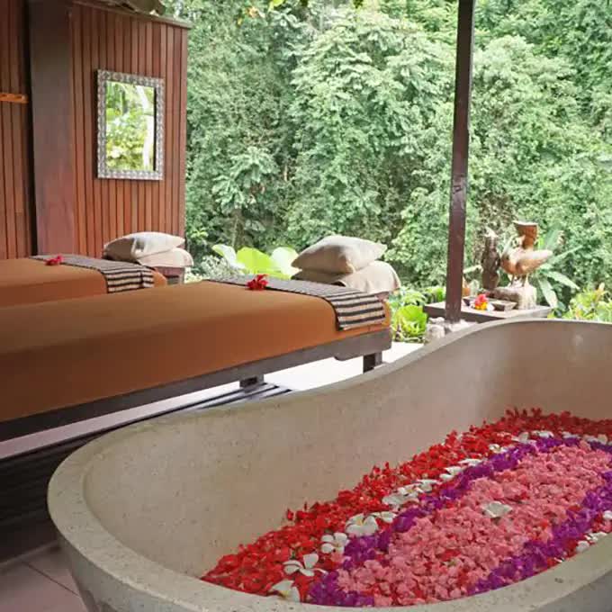 Flower bath and massage beds at Tjampuhan Spa