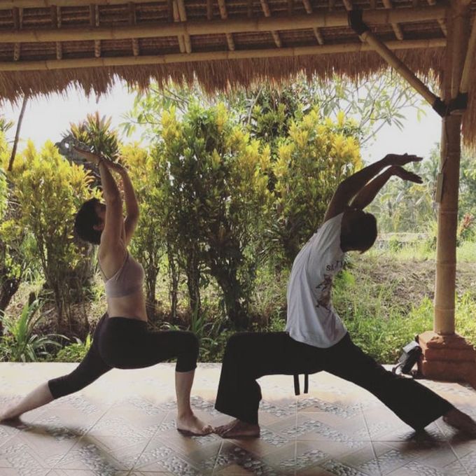 Bali Trees Retreats - married couple are doimg yoga