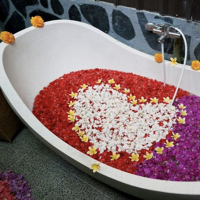 Zahra Luxury Spa Nusa Dua - bath with the flowers