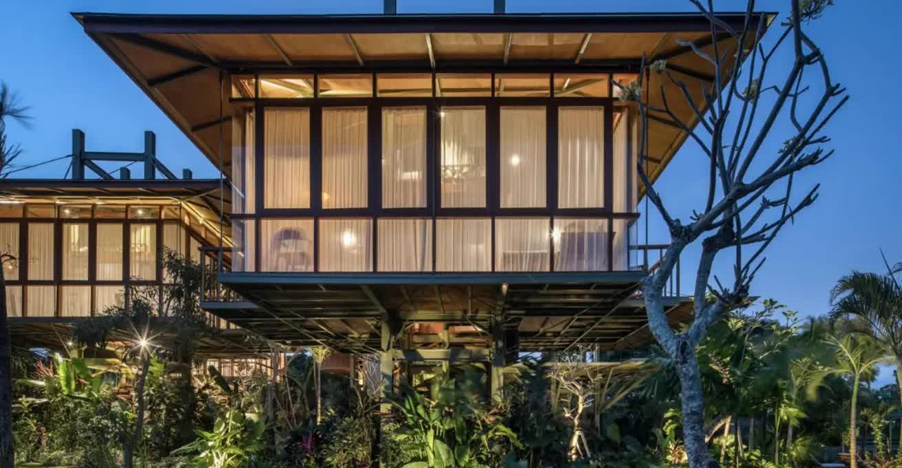 Grün Canggu Garden Hotel tree house-like building with spacious windows surrounded by plants