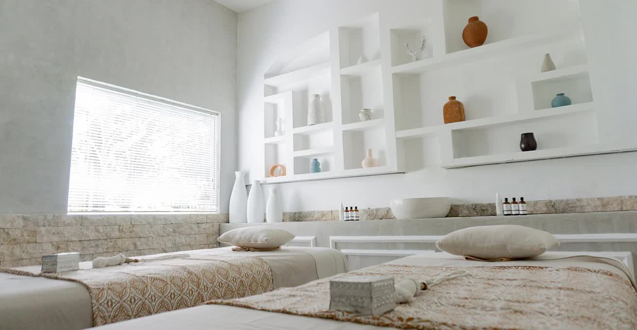 Jaens Spa Ubud room in a minimalist style and light colors