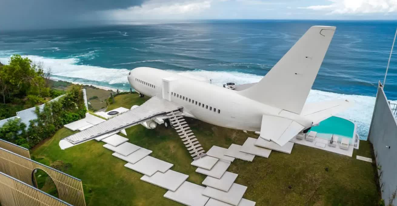 Airplane-shaped Private Jet Villa hotel right next to the Indian Ocean