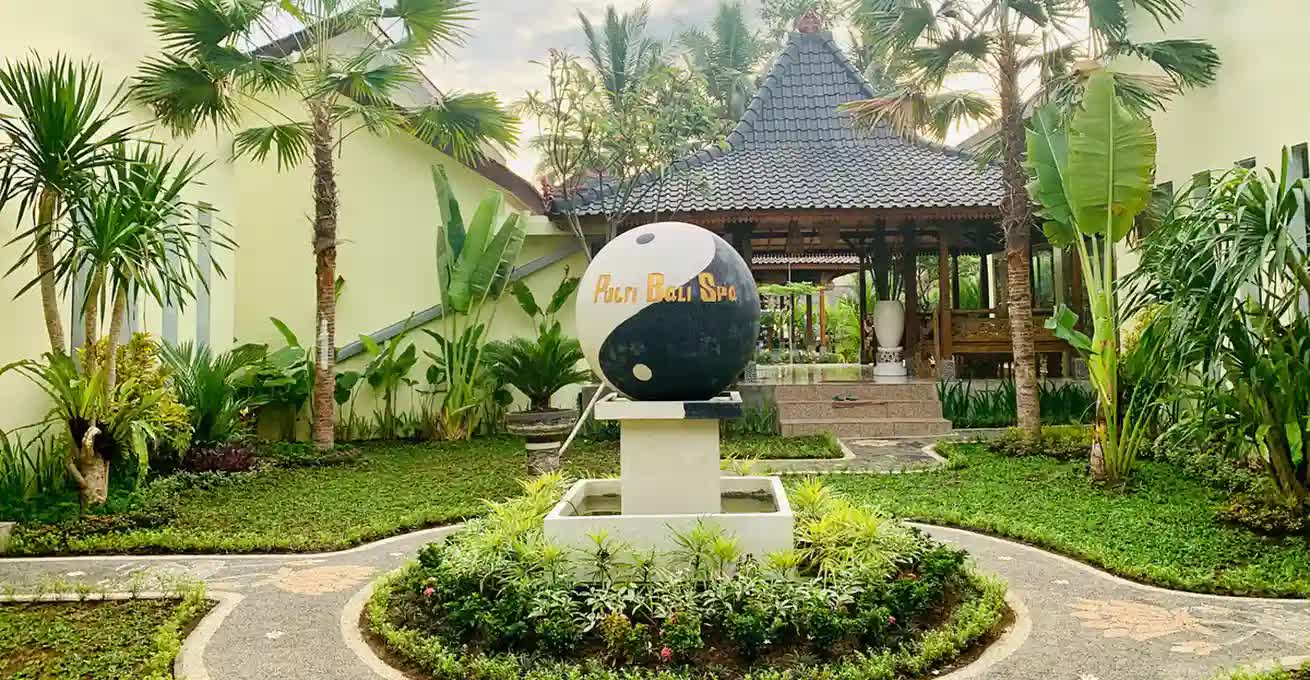 Courtyard and relaxation area at Putri Bali Spa