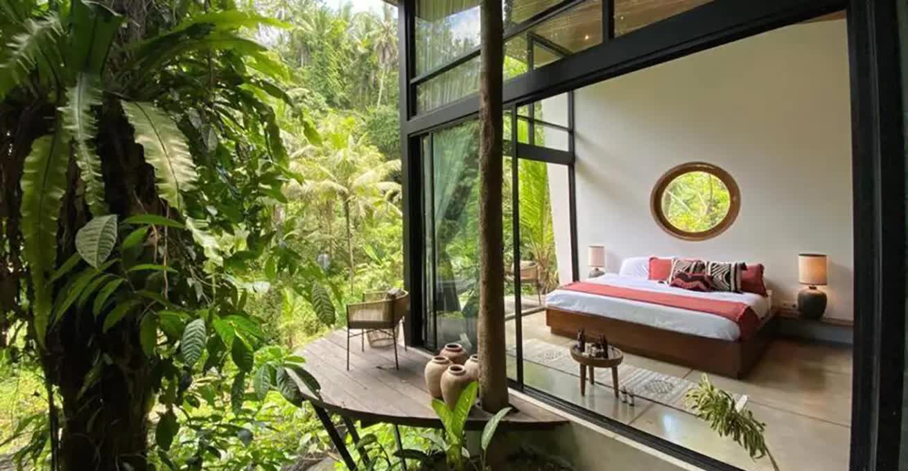 Ubud Zen River House bedroom with the view on the green forest.