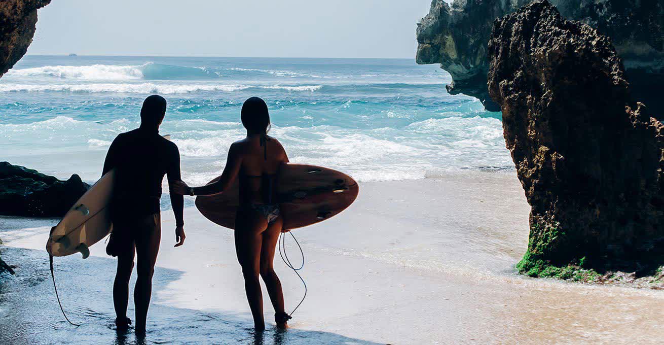 Couple of surfers at Dreamland Beach in Uluwatu