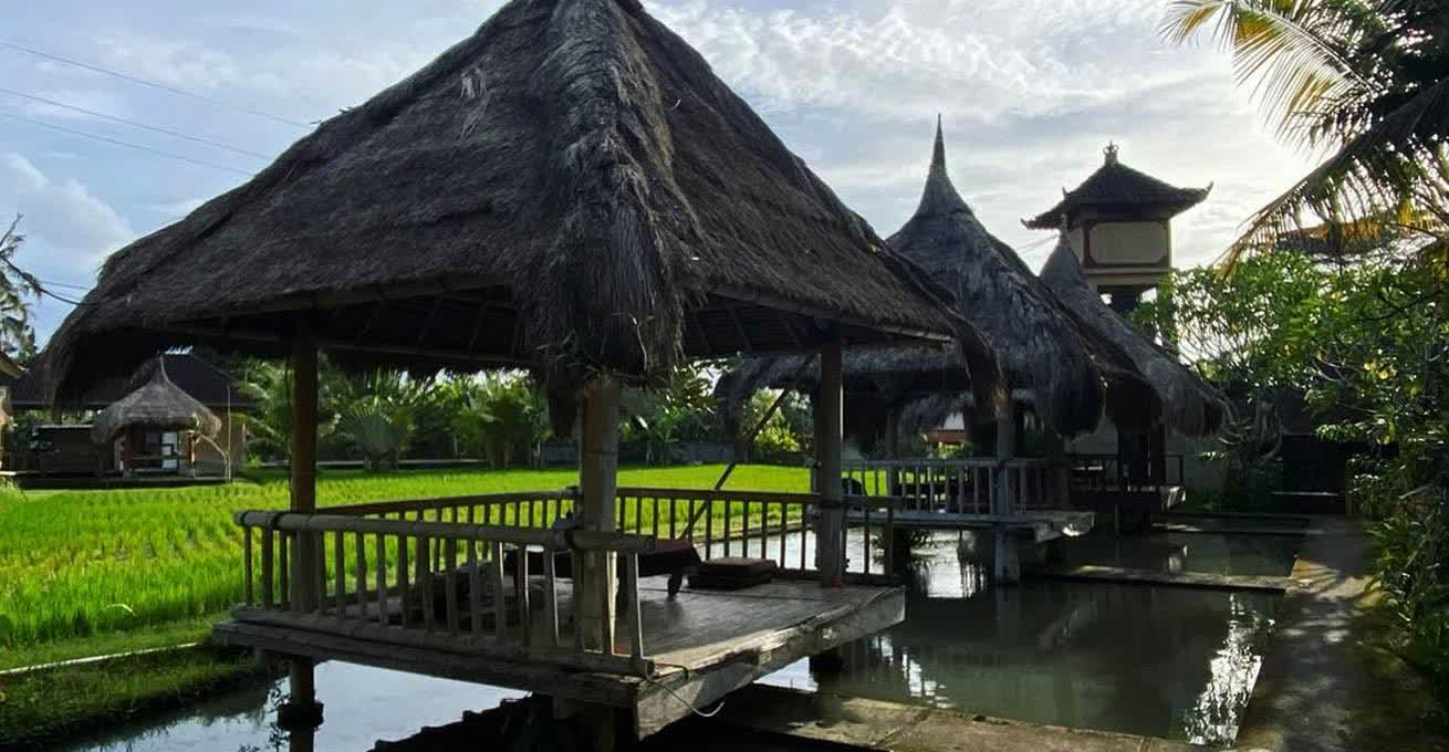 Karsa Kafe - outdoor cabins near the rice fields
